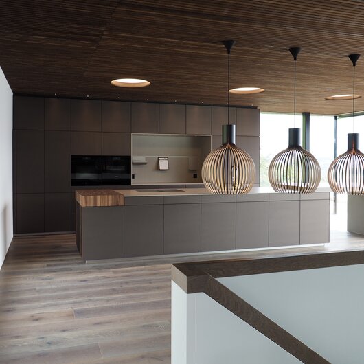 Referenz Estermann Küchenatelier AG - Küche aus Neolith Pietra di Luna in edlem Grau.