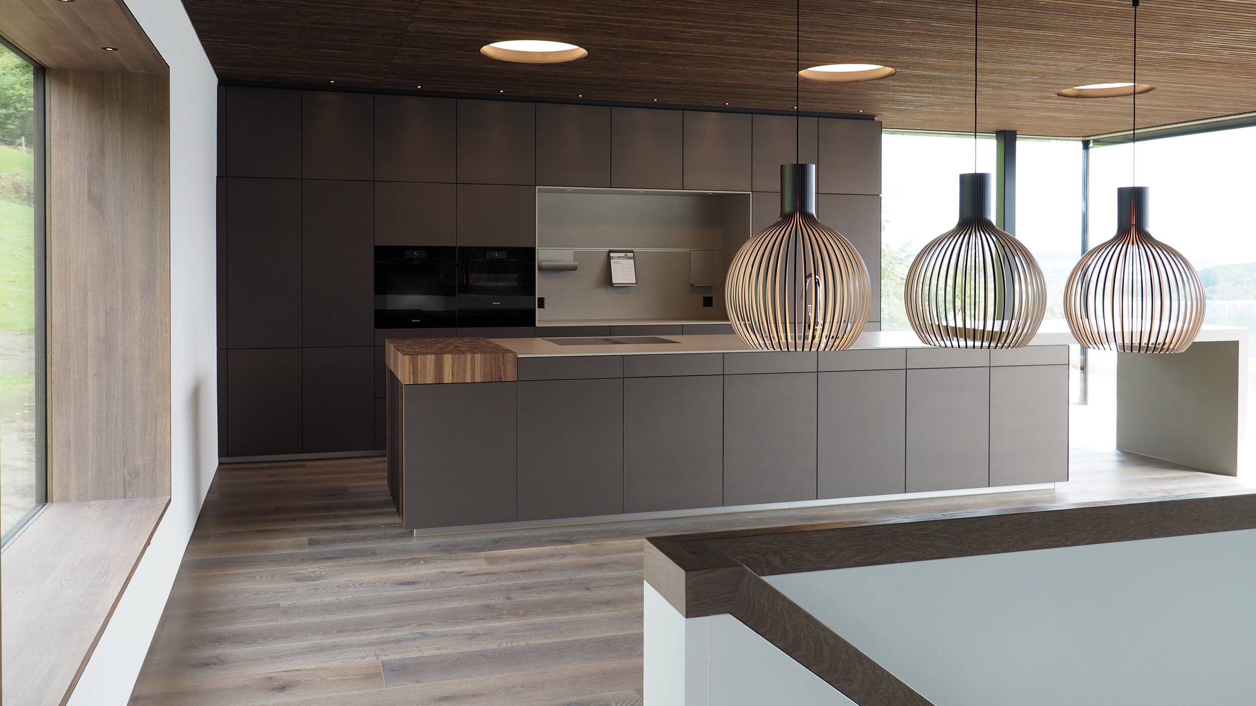 Referenz Estermann Küchenatelier AG - Küche aus Neolith Pietra di Luna in edlem Grau.